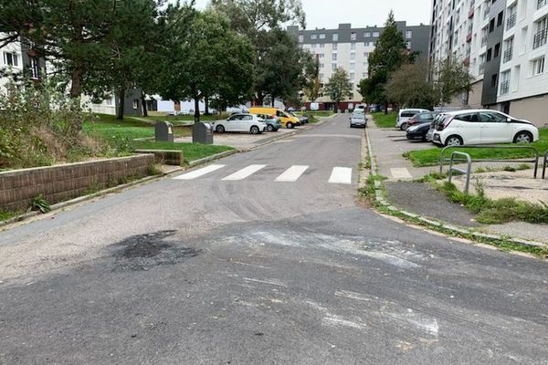 Le guet-apens s'est produit autour d'un feu de poubelle déclenché dans cette rue du quartier des Provinces. Il ne reste que les traces sur le bitume, ce lundi