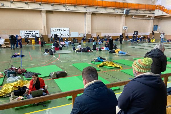 Les passagers des trains Paris - Granville, arrêtés pour la nuit dans le froid gymnase d'Argentan (Orne).