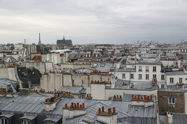 Paris compte 128 000 toits couvrant une surface totale de 32 millions de m2, dont 21,4 millions de m2 de toits traditionnels en zinc et autres matériaux, selon l'Apur.