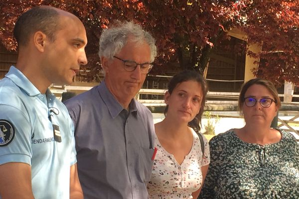 Aux côtés de l'équipe de la ferme pédagogique, ce jeudi 1er août 2019, le lieutenant Lionel Hourdiaux annonce que les quatre jeunes interpellés ont reconnu les faits.