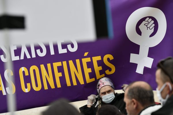 des manifestants le 25 novembre dernier pour la journée internationale des violences faites aux femmes