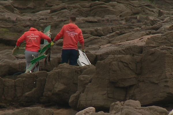 Les sauveteurs en mer ramassent des débris du Carrera échoués sur la côte