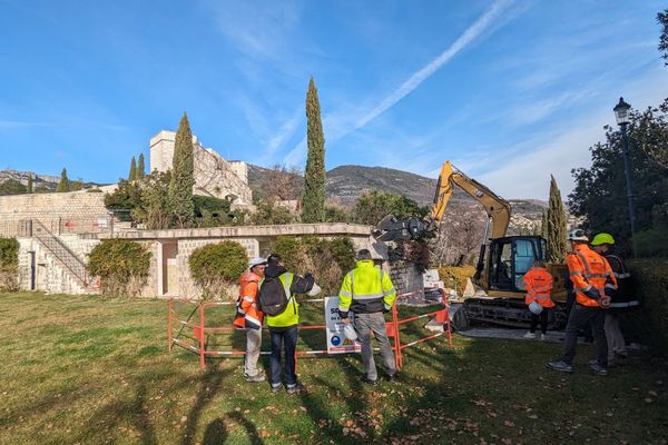 Ce mardi les travaux de démolition d'une dépendance du Château de Saint-Jeannet ont débuté.