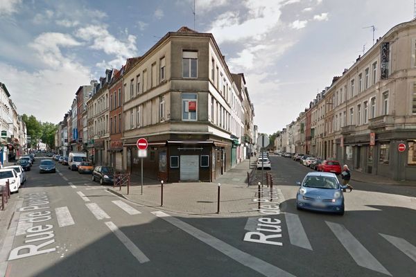 Deux hommes ivres ont foncé en voiture sur le Magnum Café, rue Massena à Lille.