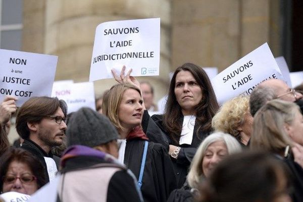 Les avocats ont manifesté vendredi 16 octobre sur les marches du palais de justice de Paris.