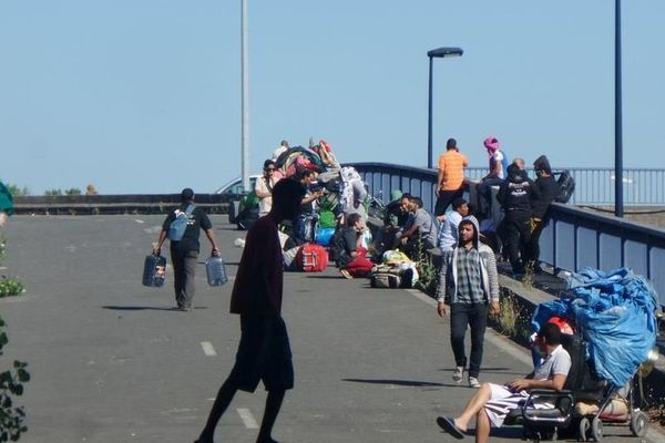 L'évacuation et la démolition du squat des migrants sous le pont St Jean à Borfdeaux a débuté à 6h30 ce lundi matin.