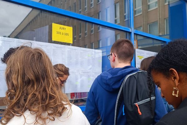 Les élèves du lycée Malherbe à Caen se précipitent pour découvrir les résultats du baccalauréat 2024.