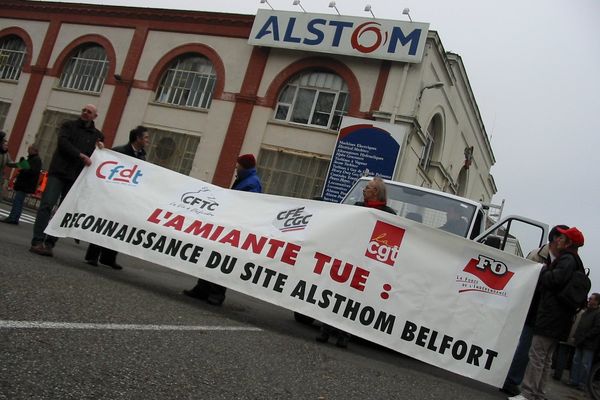 En 2004, la mobilisation devant l'usine d'Alstom Belfort sur la question de l'amiante.