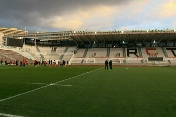 Le pilier italien de Toulon Martin Castrogiovanni, qui avait sévèrement critiqué dimanche son ex-entraîneur à Leicester, n'a pas été retenu pour le match.