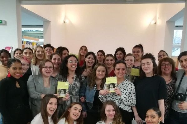 L'écrivaine auvergnate Dalie Farah en visite dans un lycée de Bourgoin-Jalieu pour présenter son premier roman : Impasse Verlaine. Elle vient de recevoir le prix littéraire des lycéens et apprentis de la région Auvergne-Rhône-Alpes.