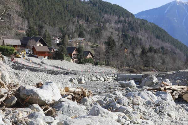 Saint-Martin-Vésubie le 24 mars 2021 : six mois après la catastrophe de la tempête Alex, le pont provisoire de la Maïssa dans le lit du Boréon.