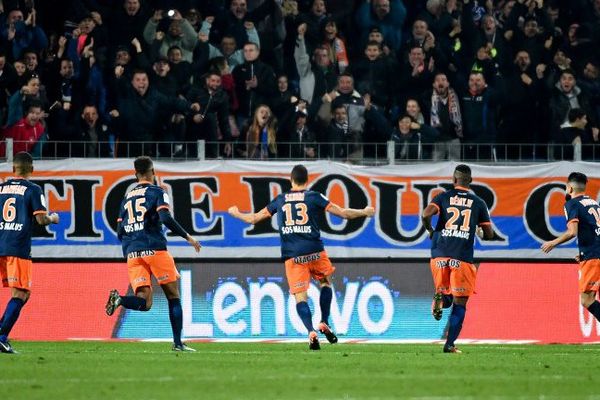 Les joueurs de Montpellier fêtent leur magnifique victoire 3-0 face au PSG avec leurs supporters - 3 décembre 2016