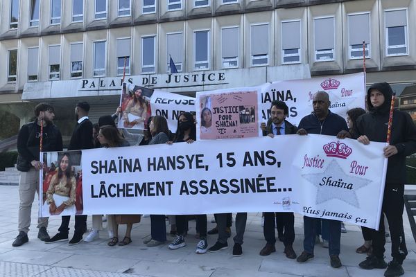 Les proches de Shaïna rassemblés devant le palais de justice lundi 5 juin 2023.