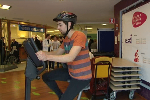 Le sport, c'est bon pour la santé: les étudiants en médecine montrent l'exemple dans le grand hall du CHU de Caen