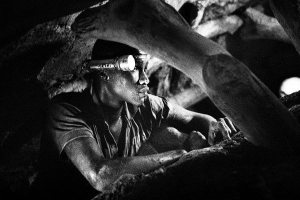 Romain Laurendeau a photographié la ruée vers l'or au sud du Sénégal. Des orpailleurs venus du monde entier creusent des mètres sous terre pour quelques paillettes et de petites pépites d'or.