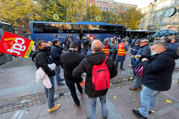 Les salariés de la Société Aveyronnaise de Métallurgie sont arrivés à Toulouse en bus.