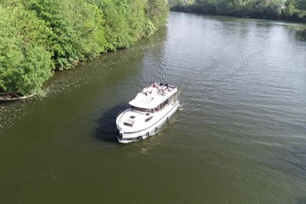 Le tourisme fluvial en Bourgogne-Franche-Comté est un vecteur économique fort, les retombées économiques sont estimées à 80 millions d'euros par an