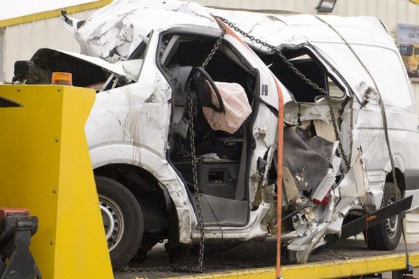 Le fourgon à l'intérieur duquel 12 personnes ont été tuées dans la nuit du 24 au 25 mars 2016 sur la RCEA à hauteur de Montbeugny, dans l'Allier, après un choc frontal avec un poids lourd.