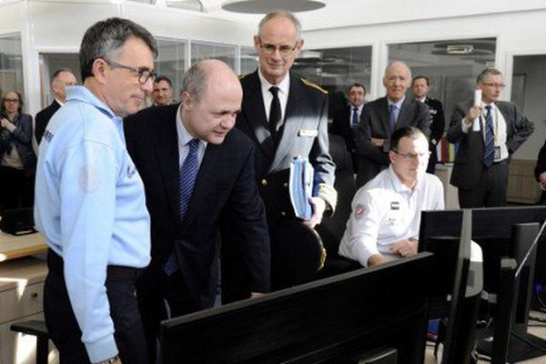 Bruno Le Roux en visite au Centre Zonal Opérationnel de Crise de Marseille le 21 janvier 2017.
