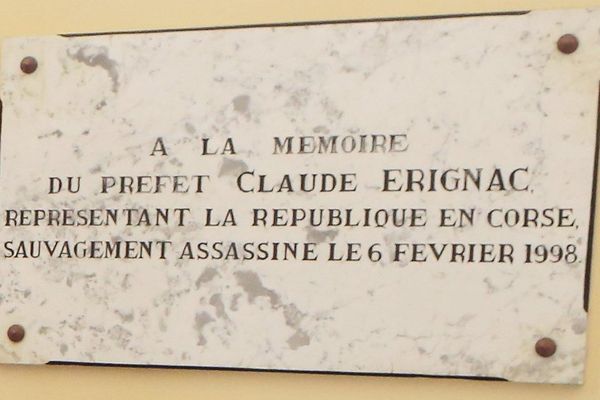 La stèle à la mémoire du Préfet Claude Erignac assassiné le 6 février 1998 à Ajaccio (Corse du Sud). 