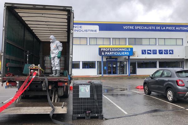 Les sapeurs-pompiers se sont employés au colmatage de la fuite sur la citerne, visant à contenir efficacement la propagation du produit corrosif sur le parking de ce centre commercial d'Auch (Gers).