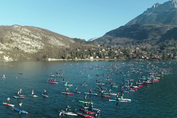 Plus de 700 stand-up paddlers pour la 8ème édition de la GlaGla Race sur le lac d'Annecy