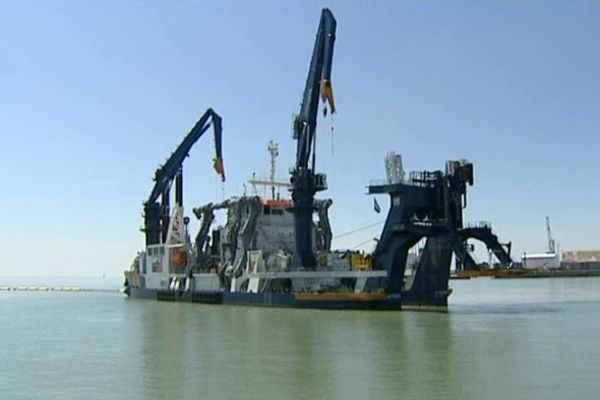 L'"Artémis" en plein travail dans le port de commerce de La Rochelle