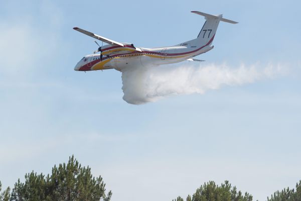 Un avions de type Dash a effectué un largage pour limiter la propagation des flammes - Photo d'illustration.