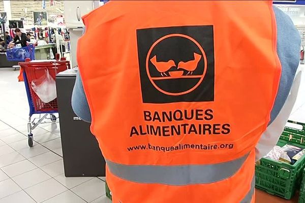 Le gilet orange, c'est comme sur la route. Quand on en voit un dans un supermarché, on s'arrête !