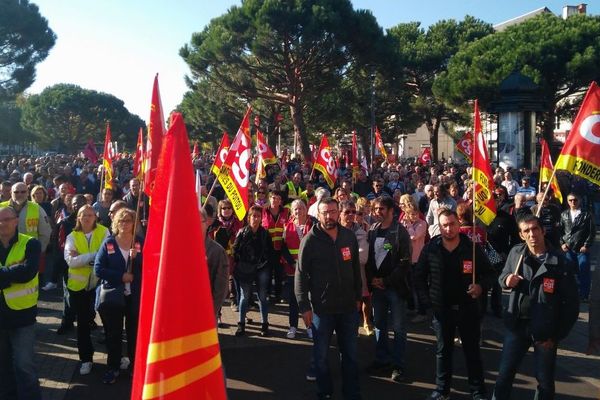 Les salariés des Fonderies du Poitou en tête de la manifestation de ce Mardi 9 octobre à Châtellerault.