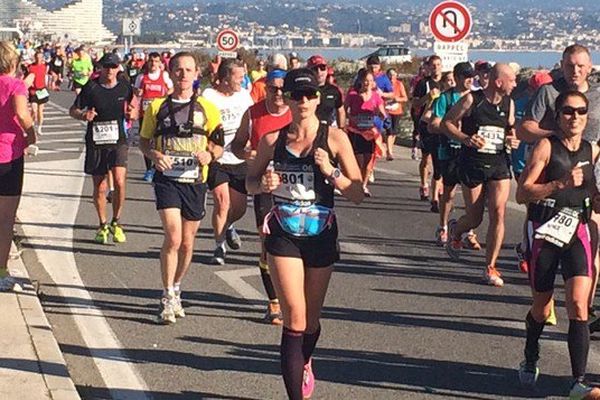 Les coureurs du marathon Nice Cannes le long de la plage de Villeneuve-Loubet. 