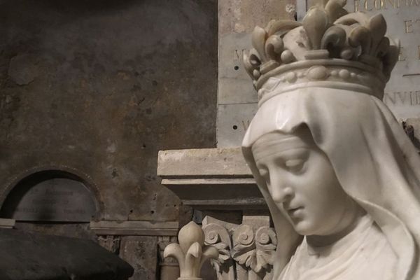 Statue de Radegonde dans l'église Ste Radegonde de Poitiers.