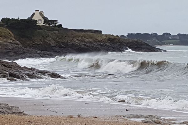 De beaux rouleaux ce matin sur la plage du Sieu à Lancieux.