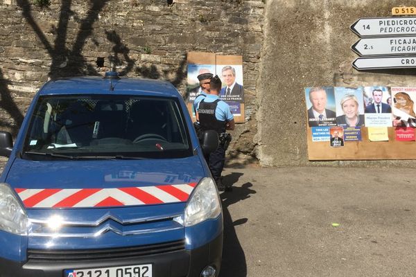 23/04/2017 6 Présidentielle: ouverture des bureaux de vote sous haute sécurité, comme ici en Haute-Corse.