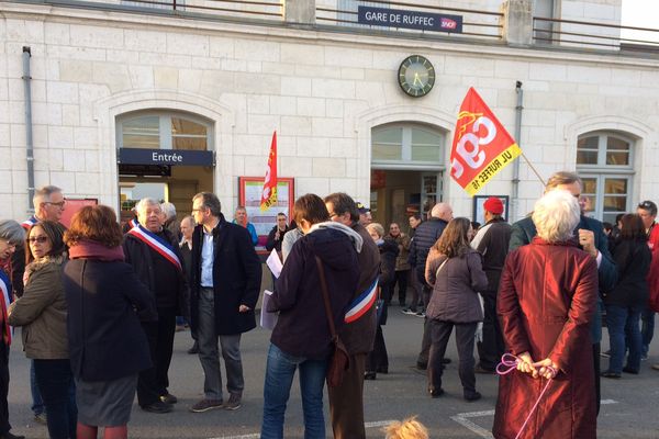 Manifestation devant la gare de Ruffec pour le maintien des arrêts TGV le 7 janvier 2017.