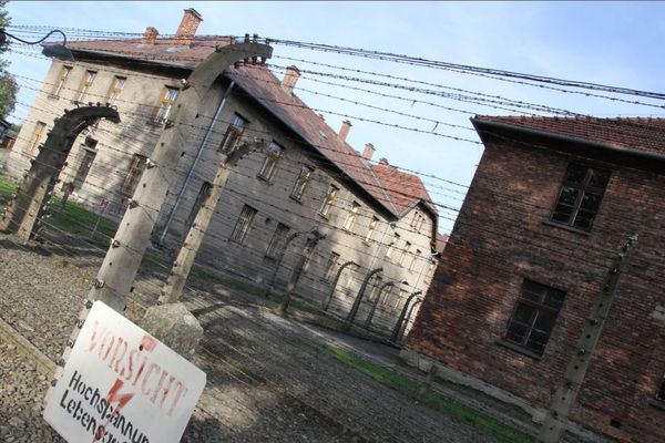 L'entrée du camp d'Auschwitz en Pologne lors de la journée nationale du souvenir des victimes de la déportation le 27 avril 2017 en hommage aux victimes du Nazisme qui a fait plus de 1,1 million de morts dans les camps de concentration