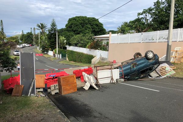 Un barrage de fortune installé près de Nouméa, le 15 mai 2024.