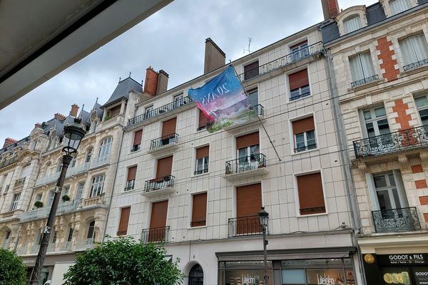 Un immeuble reconstruit selon les plans de standardisation de Pol Abraham, entre deux immeubles restés intacts pendant la Seconde Guerre mondiale, rue de la République à Orléans.