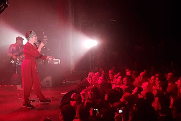 Catherine Ringer, sur la scène de La Cigale, pour les 30 ans de la salle de spectacles parisienne.