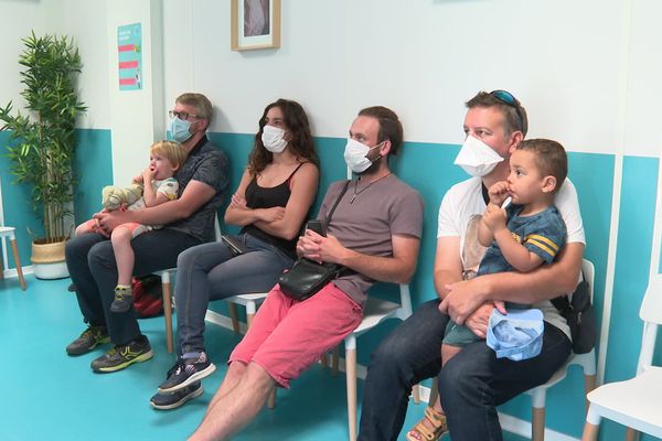 Dans la salle d'attente du centre de soins non programmés de Mulhouse. On y vient sans rendez-vous.