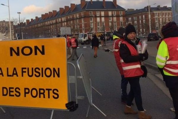 Manifestation des dockers au Havre, jeudi 13 décembre 2018.