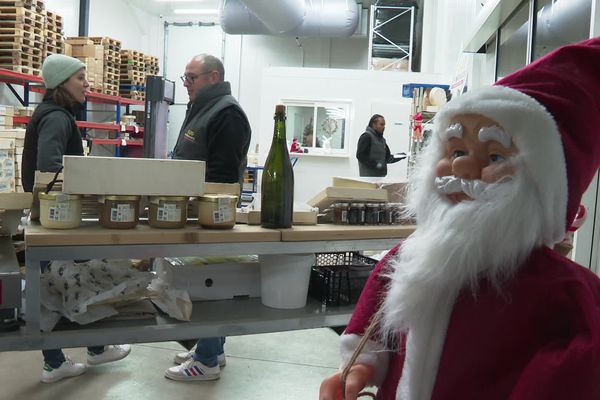 Au marché d’intérêt national de Montpellier, dans l'Hérault, les commerçants font leurs emplettes pour les fêtes de fin d'année, qui restent une période cruciale pour eux, même si le pouvoir d'achat n'est pas aux plus forts.