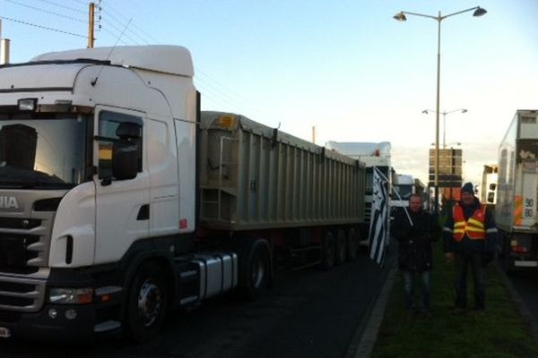 Plusieurs centaines de camions sont bloqués par les routiers sur la RN24 aux abords de Rennes