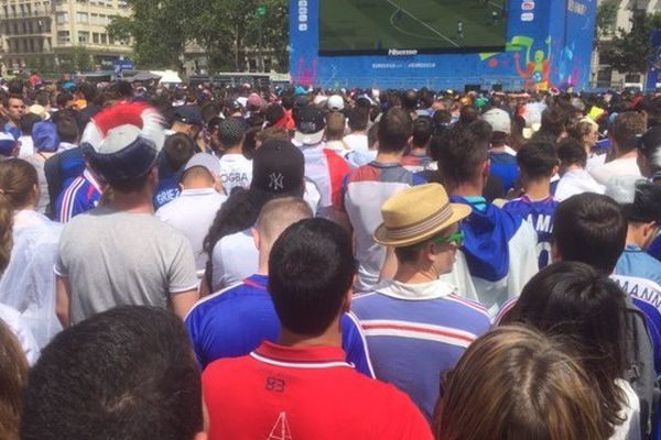 La fan zone lyonnaise, ouverte à midi, a été rapidement saturée.