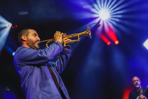 Une partie des recettes du concert d'Ibrahim Maalouf au Théâtre de la mer à Sèté  était destinée à l'association Astrid MRCPI. Une association Sétoise qui se mobilise pour les enfants atteints de maladies cardio pulmonaires rares et qui permet de financer notamment le service de cardiologie infantile du CHU de Montpellier