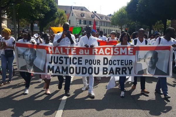 La marche se voulait pacifique et silencieuse.