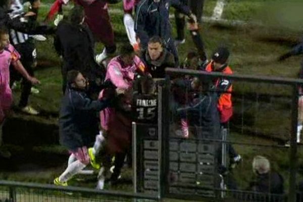 La 15e journée de Ligue 2 s'est achevée en bagarre générale entre le SCO d'Angers et le Clermont Foot.