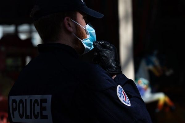 Un policier en train de mener des contrôles à Paris, dans le cadre du confinement contre la propagation du coronavirus, le 19 mars dernier (illustration).