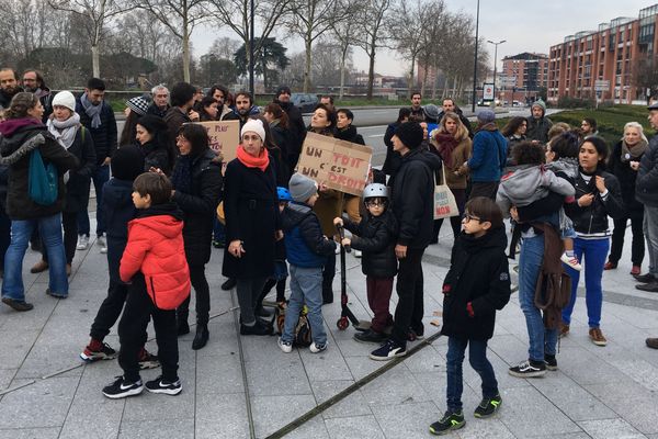 Une centaine de citoyens se sont rassemblés devant le conseil régional à Toulouse pour protester contre l'expulsion de 8 familles albanaises.