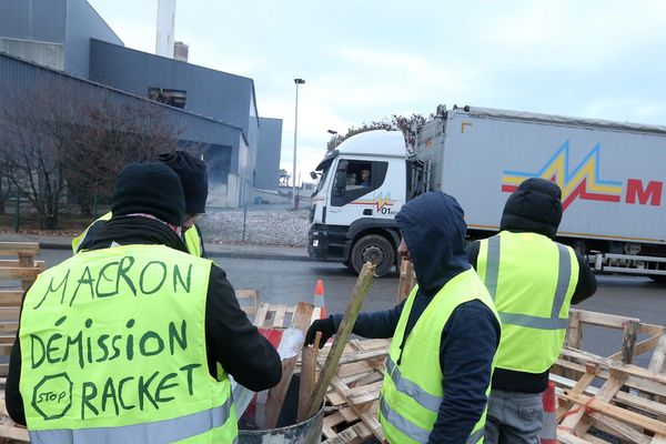 Les "gilets jaunes", très mobilisés en Franche-Comté, tiennent encore des points de blocage.